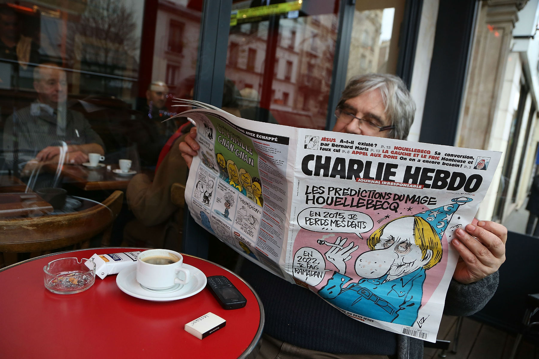 Charlie Hebdo pisze o polskich „strefach wolnych od LGBT”. Publikujemy tłumaczenie